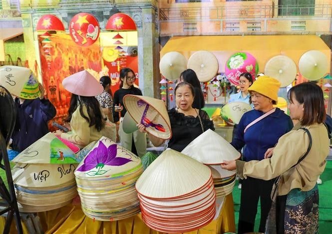 Le stand du village de fabricants de Chuông spécialisé dans les chapeaux coniques Chuông se distingue au sein de l'espace "Quintessence de l'Automne de Hanoï". Photo : VNA