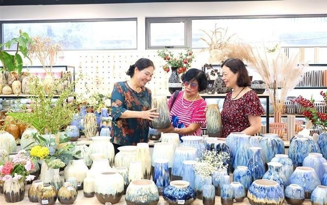 Ha Thi Vinh (première à gauche), présidente de l'Association des métiers d'art et des villages artisanaux de Hanoï, est également directrice de la société des céramiques Quang Vinh. Forte de plus de trois décennies d'expérience dans l'exportation de céramiques, cette société emploie plus de 700 personnes, positionnant Quang Vinh comme une référence majeure dans l'industrie céramique vietnamienne. Photo : VNA