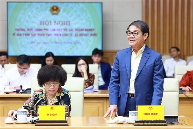 Le 21 septembre 2024, Tran Ba Duong, président du conseil d'administration du groupe Truong Hai (Thaco), prend la parole lors d'une conférence entre la permanence du gouvernement et des grandes entreprises nationales sur les stratégies de développement socio-économique. Photo : VNA