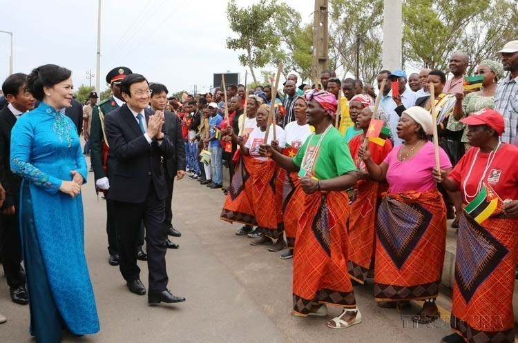 Le président Truong Tan Sang et son épouse rencontrent les habitants de Maputo lors d'une visite d'État au Mozambique, le 12 mars 2016. Photo : VNA