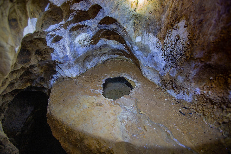 Le ''Puits aux fées'', une cavité rocheuse naturelle regorgeant d'eau en permanence, représente une curiosité géologique unique au cœur de la grotte. Photo : VNA