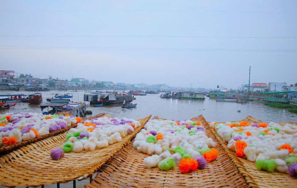 Cai Rang, ce n’est pas seulement des bateaux chargés de fruits : c’est aussi l’occasion de découvrir la fabrication ancestrale des galettes de riz, un savoir-faire authentique du Mékong. Photo : VNA