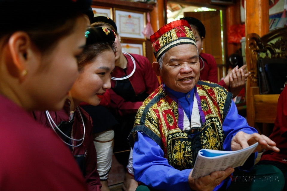 À 76 ans, l'Artisan du peuple Sâm Van Dun, de l’ethnie Cao Lan, consacre son énergie à l’étude, à la restauration et à la préservation des valeurs culturelles de son ethnie, intégrant ainsi l’essence culturelle des Cao Lan à la vie sociale. Photo : VNA