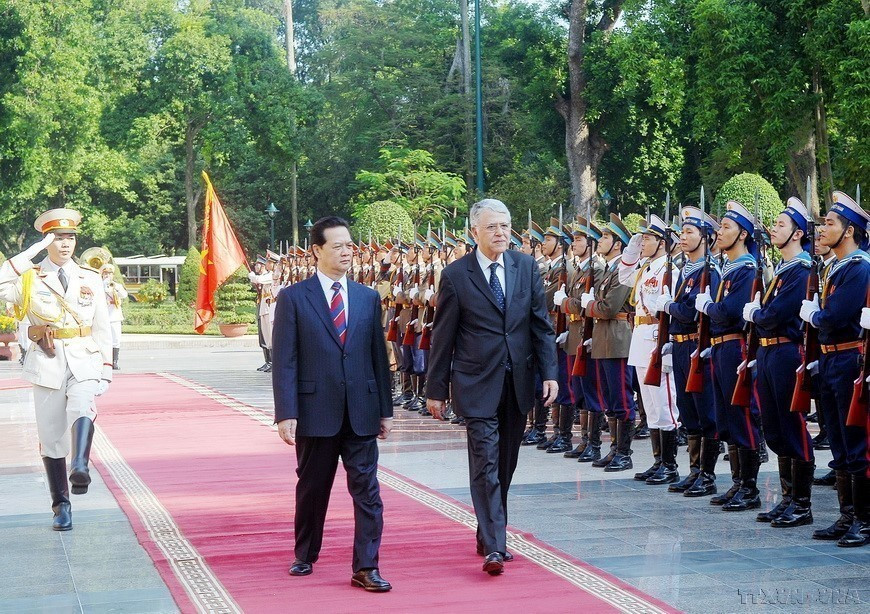 Le Premier ministre vietnamien Nguyen Tan Dung (à gauche) et son homologue marocain, Abbas El Fassi, passent en revue la garde d’honneur lors de la cérémonie d’accueil officielle, le 24 novembre 2008 à Hanoï. Photo : VNA