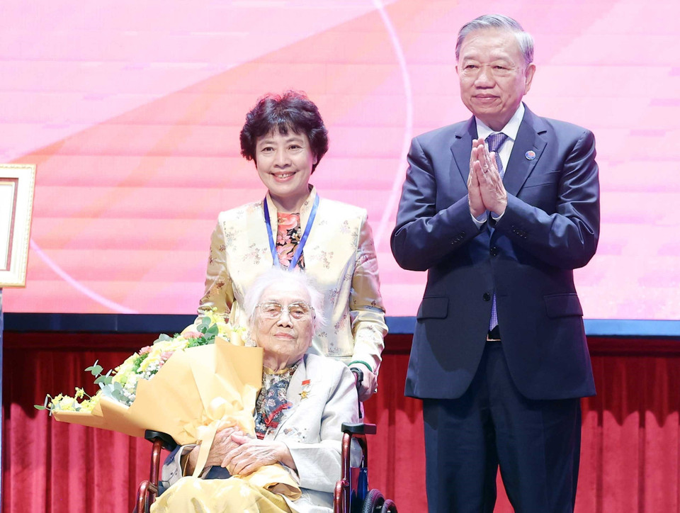 Le Secrétaire général du Parti Tô Lâm remet le titre de Héros du Travail à Mme Nguyên Thi Binh, ancienne vice-présidente de la République et ancienne ministre des Affaires étrangères du gouvernement révolutionnaire provisoire de la République du Sud Vietnam. Photo : VNA