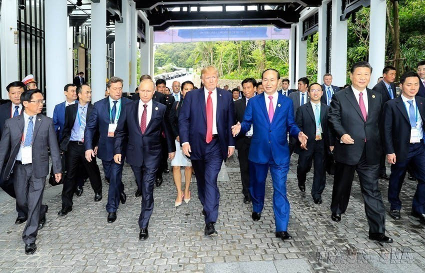 En 2017, le président Trân Dai Quang et les chefs de délégation participant à la 25e Conférence des leaders économiques de l'APEC à Da Nang. Depuis 2011, la diplomatie vietnamienne œuvre à approfondir ses relations extérieures et à renforcer son rôle de membre responsable au sein de la communauté internationale. Photo : VNA