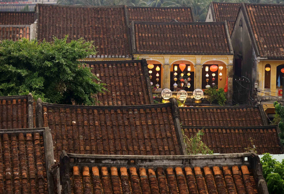 Dans chaque maison ancienne résonne le murmure des siècles, tissé de traditions vietnamiennes, chinoises et japonaises, unies dans une harmonie silencieuse. Photo : Nhat Anh - VNA