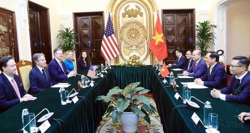 Du 14 au 16 avril 2023, le ministre des Affaires étrangères Bùi Thanh Son s'entretient avec le secrétaire d'État américain Antony Blinken lors de sa visite au Vietnam. Photo : VNA