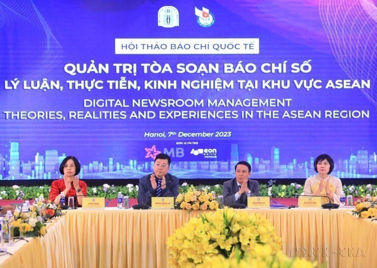 Colloque de presse international sur la gestion d'une rédaction numérique au sein de l'ASEAN. L'événement vise à partager les connaissances et expériences en matière de transformation numérique dans la presse (Hanoï, 6 décembre 2023). Photo : VNA