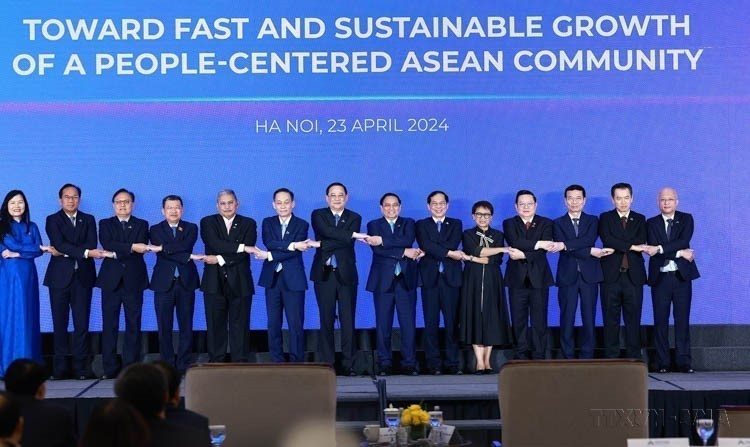 Lancée par le Vietnam, l'initiative du Forum sur l'avenir de l'ASEAN (AFF) s'affirme comme une plateforme de premier plan pour façonner la vision stratégique de la région. Photo : Le Premier ministre Pham Minh Chinh (au centre) participe au Forum sur l'avenir de l'ASEAN 2024. Photo : VNA