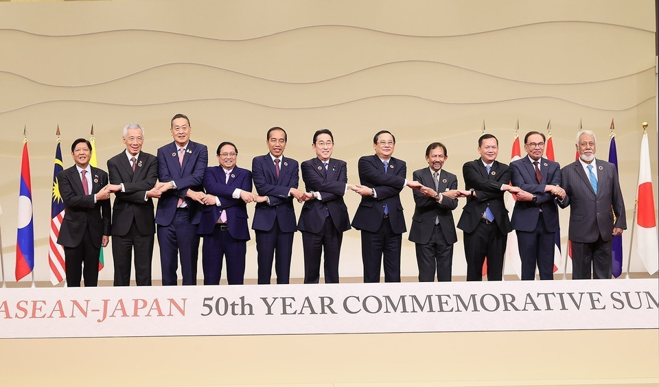 Le Premier ministre Pham Minh Chinh (4e à gauche), son homologue japonais Kishida Fumio (centre) et les chefs de délégation de l'ASEAN lors du Sommet commémoratif du 50e anniversaire des relations ASEAN - Japon. Photo : VNA