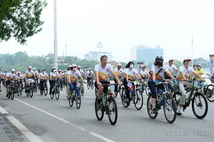 Des membres du corps diplomatique lors d'une balade à vélo organisée à l'occasion de la Journée de la famille de l'ASEAN 2022, le 13 août 2022 à Hanoï. Photo : VNA