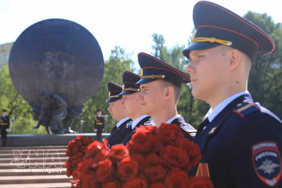 Des représentants de la Direction générale des Affaires intérieures de Moscou déposent des fleurs en hommage au Président Hô Chi Minh. Photo : VNA