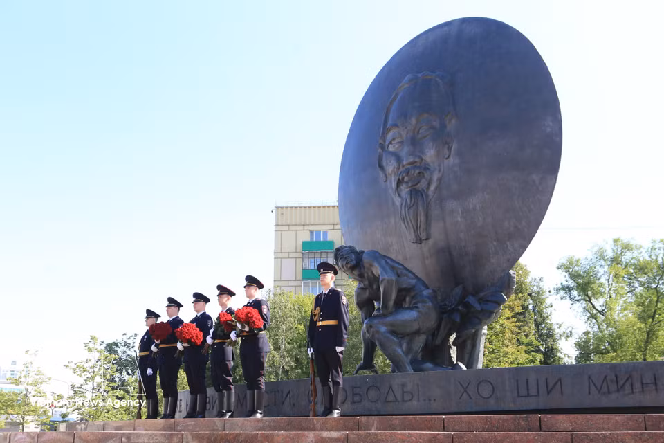 La garde d’honneur de la Direction générale des Affaires intérieures de Moscou participe à une cérémonie solennelle devant la statue du Président Hô Chi Minh. Photo : VNA
