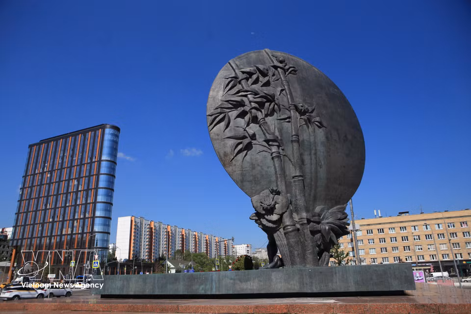 Située à proximité de la station de métro Akademitcheskaïa, dans le district administratif du Sud-Ouest de la capitale russe, la place Hô Chi Minh constitue un haut lieu de mémoire. Photo : VNA