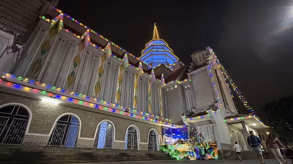 Les églises de Hue se parent de lumières scintillantes pour accueillir Noël dans la joie. Photo : VNA