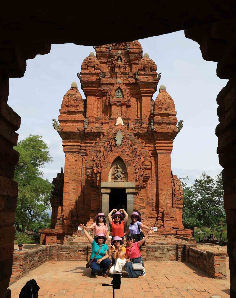 Chaque tour, dédiée à une divinité hindoue, invite à la contemplation et au respect d'un héritage millénaire où la spiritualité rencontre la beauté des traditions vivantes. Photo : VNA