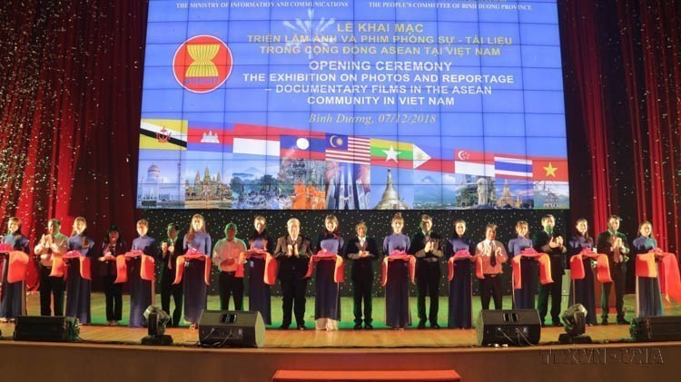 Cérémonie d'ouverture de l'exposition des clichés et des documentaires consacrée à la Communauté de l'ASEAN, le 7 décembre 2018 à Binh Duong. Photo : VNA
