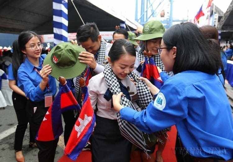 Cérémonie d'accueil du Navire des jeunes d'Asie du Sud-Est et du Japon (SSEAYP) au port de Hiêp Phuoc, à Hô Chi Minh-Ville (10/11/2019). Ce programme de coopération annuel vise à renforcer l'amitié entre les jeunes de l'ASEAN et du Japon. Photo : VNA