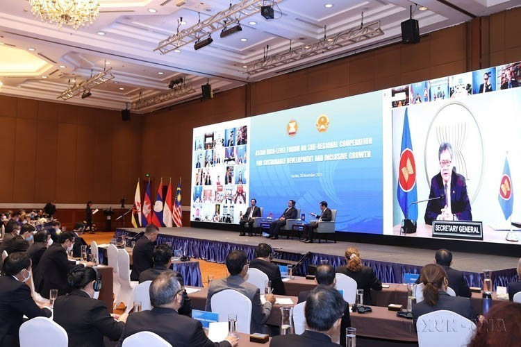 Le Vietnam a joué un rôle essentiel dans la définition des grandes orientations de l'ASEAN. Photo : Le Premier ministre Pham Minh Chinh prononce un discours lors du Forum de haut niveau de l'ASEAN sur la coopération sous-régionale, le 30 novembre 2021 à Hanoï. Photo : VNA