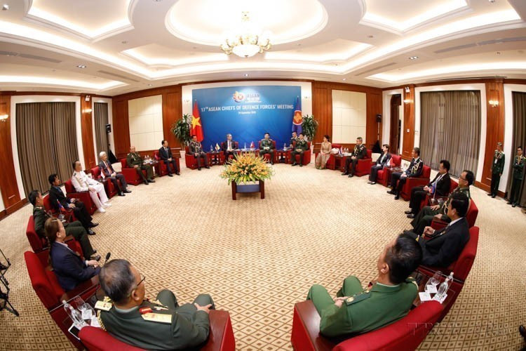 Les trois mandats du Vietnam à la présidence de l'ASEAN (1998, 2010 et 2020) comptent parmi ses contributions les plus remarquables. Photo : La 17e conférence en ligne des chefs des forces de défense des pays de l'ASEAN (ACDFM-17), le 24 septembre 2020 à Hanoï.
