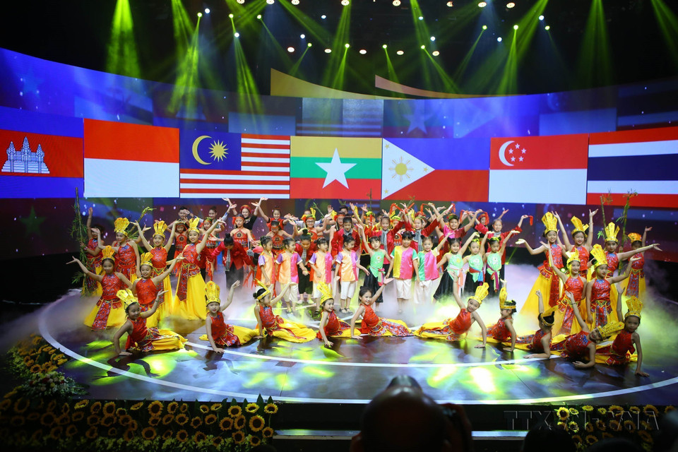 Spectacle lors de la soirée d'ouverture du Festival des enfants de l'ASEAN+ 2017, sur le thème ''Un voyage de découverte'', le 1er juin 2017 à Hanoï. Photo : VNA