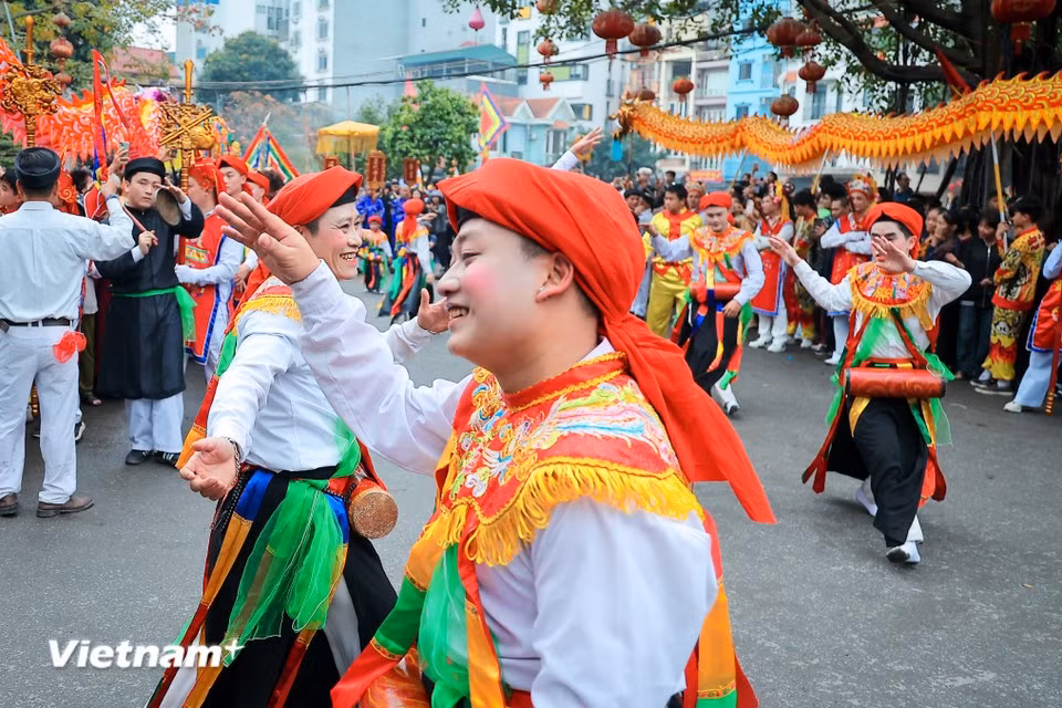 L’allure gracieuse et les gestes rythmés de ces jeunes hommes confèrent à cette pratique un caractère unique, imprégné de solennité rituelle et de réjouissance folklorique. Photo : Vietnam+