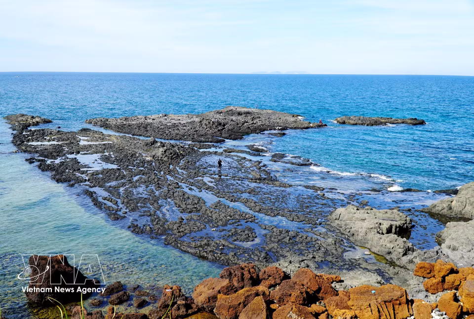 Ces blocs rocheux, qui s’avancent successivement vers le large, composent un panorama grandiose et particulièrement saisissant. Photo : VNA