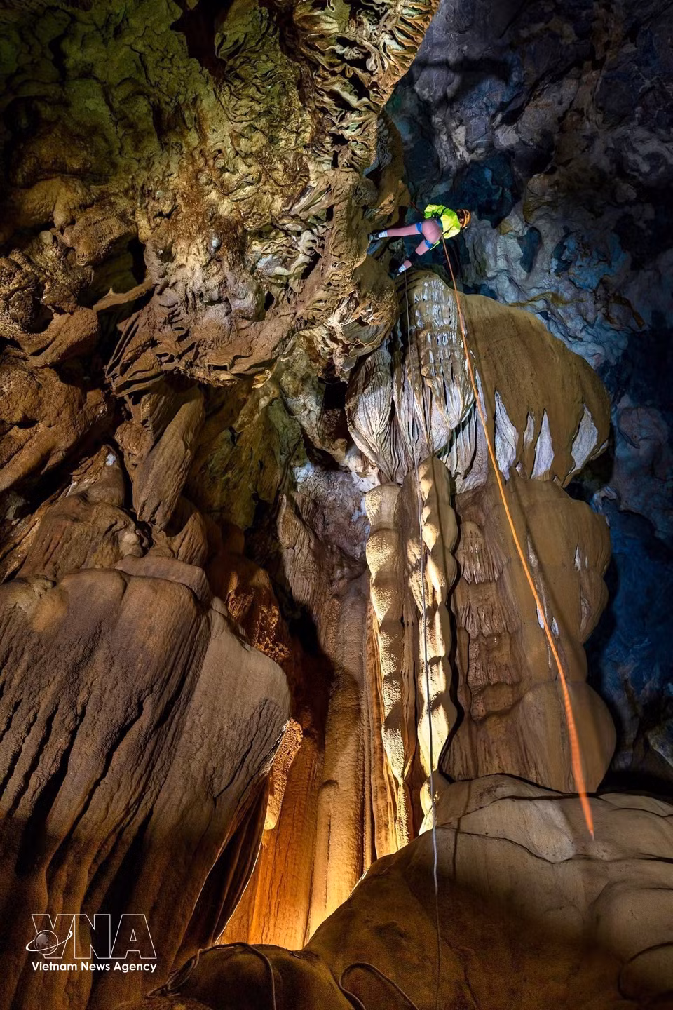 Située dans la vallée de Ma Da, au sein d’une zone strictement protégée du parc national, la grotte Thang s’étend sur environ 3 000 mètres, avec une largeur moyenne de 70 mètres, certaines sections dépassant même les 100 mètres. Photo : VNA