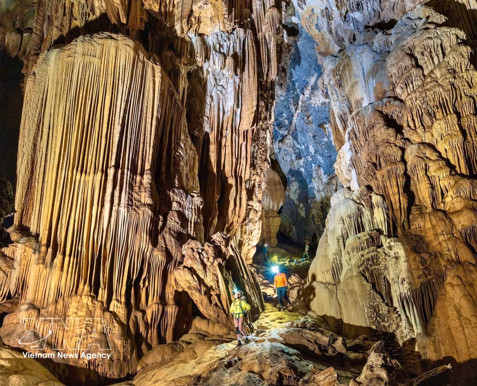 La quasi-totalité de la grotte est recouverte de formations calcaires imposantes, incluant des colonnes de stalactites s’élevant jusqu’à 50 mètres de haut, des draperies de pierre suspendues au plafond et des stalagmites géantes. Photo : VNA