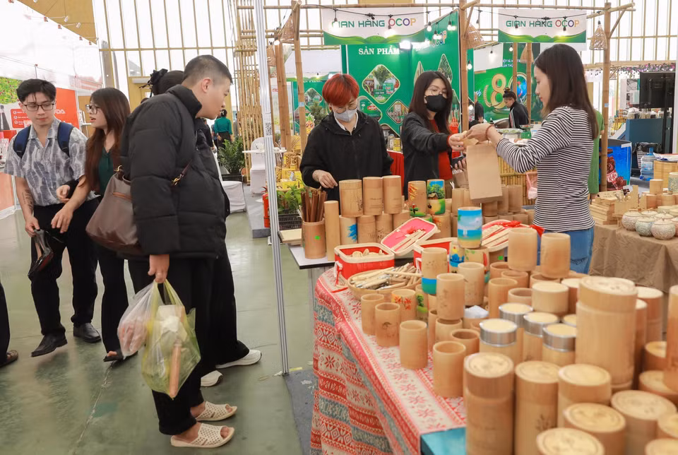 La Coopérative de bambou Thang Tho (province de Thanh Hoa) attire de nombreux visiteurs avec ses produits en bambou écologiques : tasses, pailles et bouteilles. Photo : VNA