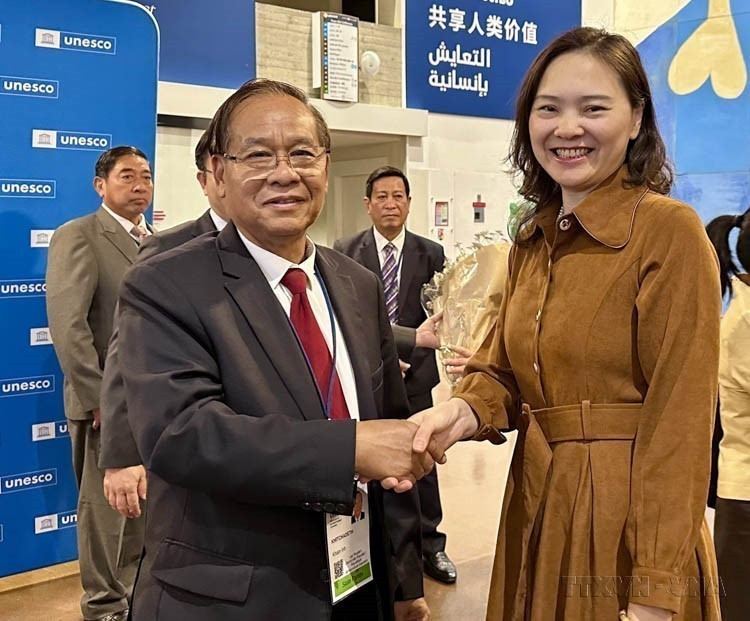La délégation vietnamienne félicite son homologue lao après l’approbation officielle par l’UNESCO de l’ajustement des limites du site du patrimoine naturel mondial entre les deux pays, le 13 juillet 2025 à Paris. Photo : VNA