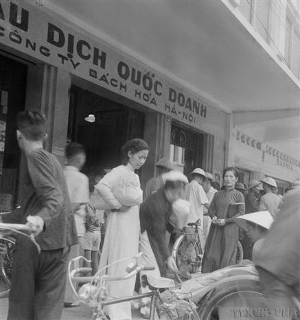 Les habitants affluent vers les magasins d'État, après la Libération de la capitale. Photo : Archives