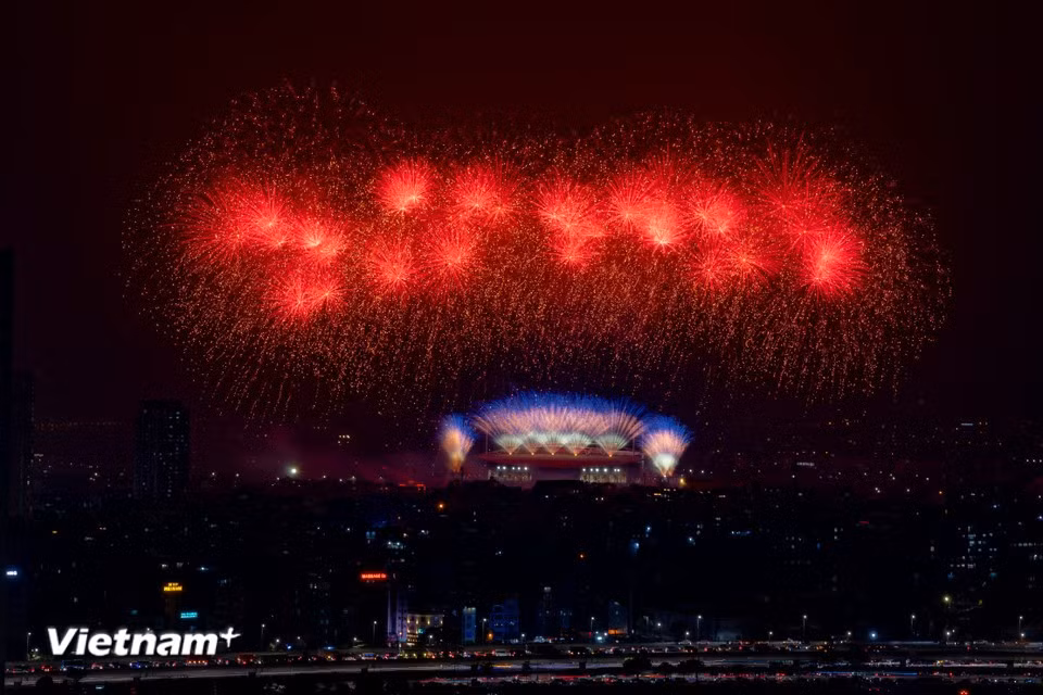 Cette configuration crée un arc de lumière total, visible aussi bien depuis les gradins que depuis les gratte-ciel environnants et même les axes routiers majeurs de la capitale. Photo : Vietnam+