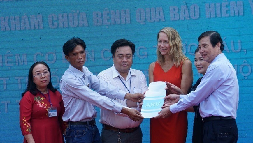Remise de médicaments antirétroviraux (ARV) aux premiers patients bénéficiant de la couverture par l'Assurance maladie au Centre de médecine préventive du district de Binh Chanh, à Ho Chi Minh-Ville. Ces medicaments sont financés par les CDC américains (Centers for Disease Control and Prevention). Photo : VNA