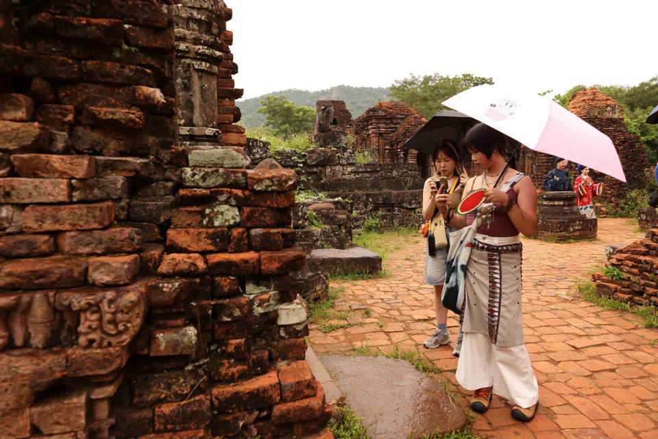 Le sanctuaire de My Son attire l'attention des touristes. Photo : VNA