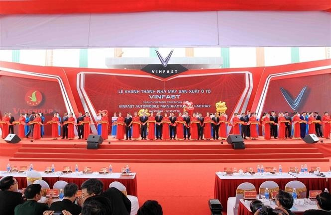 Le groupe VinGroup inaugure officiellement son usine automobile VinFast, marquant le début de la production de masse. Photo : VNA