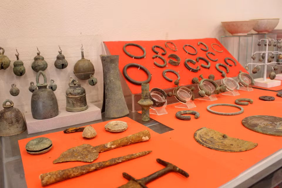 De nombreux artefacts et antiquités, datant de 1 500 ans avant J.-C. jusqu'à 1975, sont conservés au musée. Photo : VNA