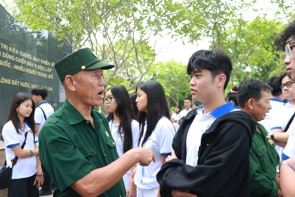 À Quang Tri, les participants ont également l'occasion de rencontrer d'anciens combattants et de jeunes volontaires, afin de leur exprimer la reconnaissance. Photo: VNA