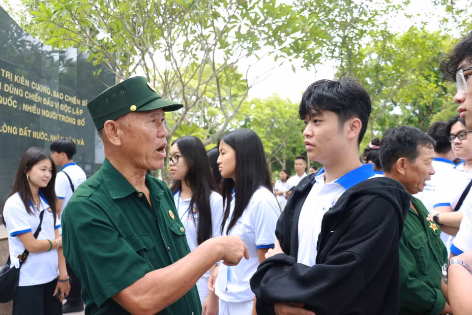 À Quang Tri, les participants ont également l'occasion de rencontrer d'anciens combattants et de jeunes volontaires, afin de leur exprimer la reconnaissance. Photo: VNA