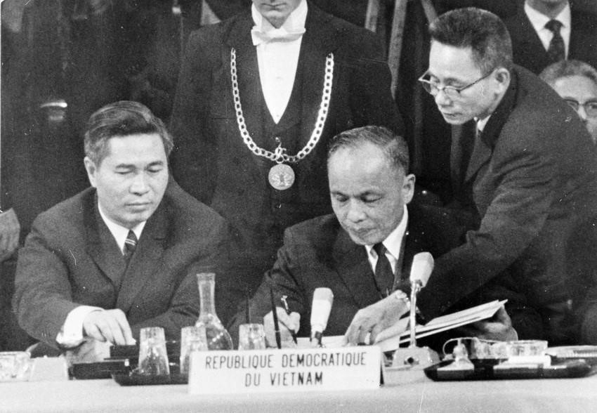 Le 27 janvier 1973, en France, le vice-Premier ministre et ministre des Affaires étrangères du gouvernement de la République démocratique du Vietnam, Nguyên Duy Trinh (droite), signe les Accords de Paris, mettant fin à la guerre et rétablissant la paix au Vietnam. Photo : VNA