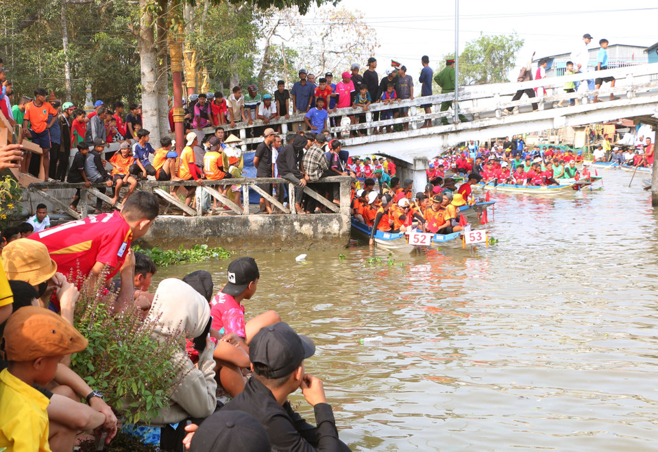 Une foule enthousiaste s'est amassée sur les berges pour encourager les équipes. Photo : VNA