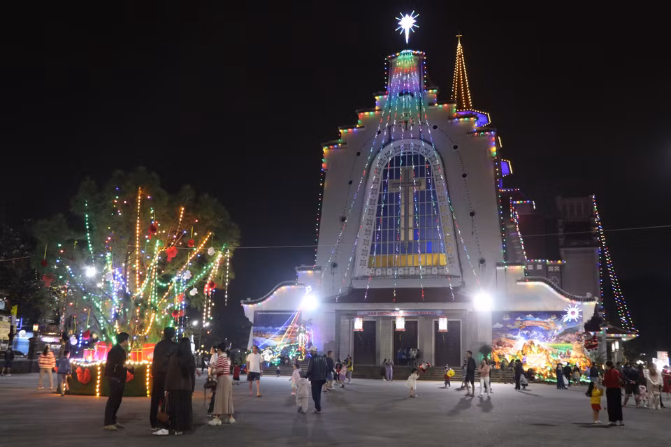 Une effervescence particulière et une ambiance festive s'emparent des rues de la ville de Hue. Photo : VNA