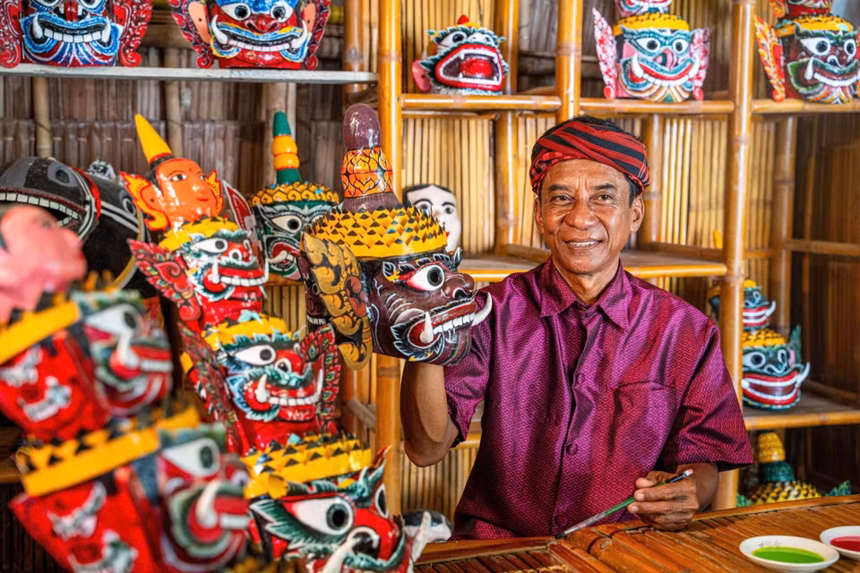L’Artisan émérite Kim Manh, originaire de la province de Vinh Long, exécute avec précision les étapes minutieuses de la confection d’un masque traditionnel. Photo : VNA