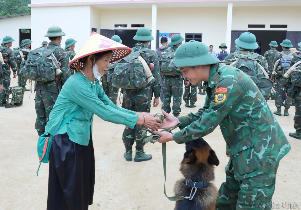 Adieux émouvants entre les habitants et les jeunes soldats de la Division 316, après deux semaines de mission de secours suite au passage du typhon Yagi au village de Nu, district de Bao Yen, province de Lao Cai, en septembre 2024. Photo : VNA