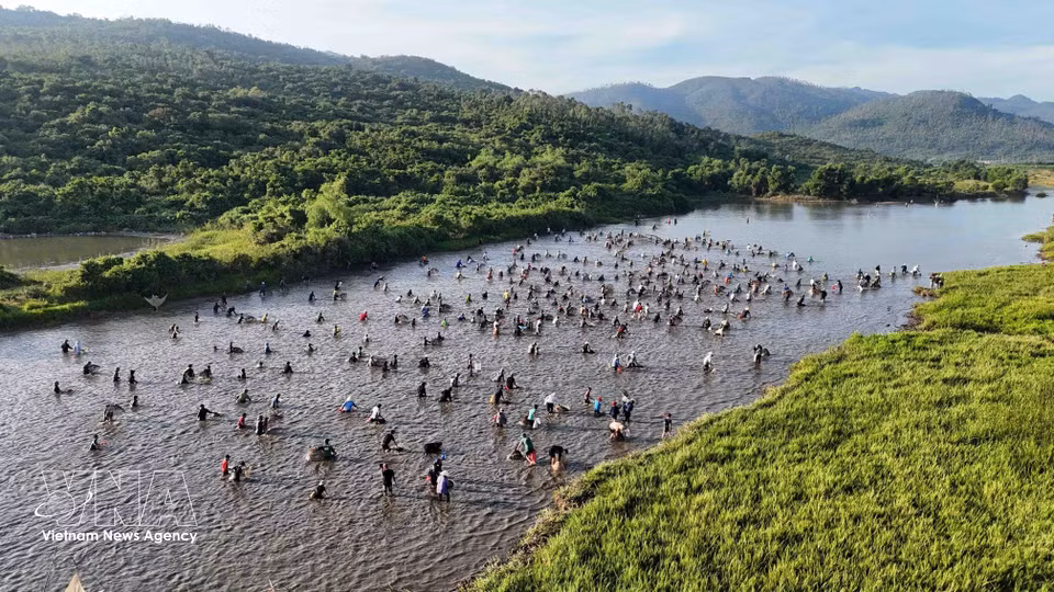 Des milliers de personnes, habitants et touristes confondus, participent à l'édition 2026 du festival de pêche de Vuc Rao. Photo : VNA
