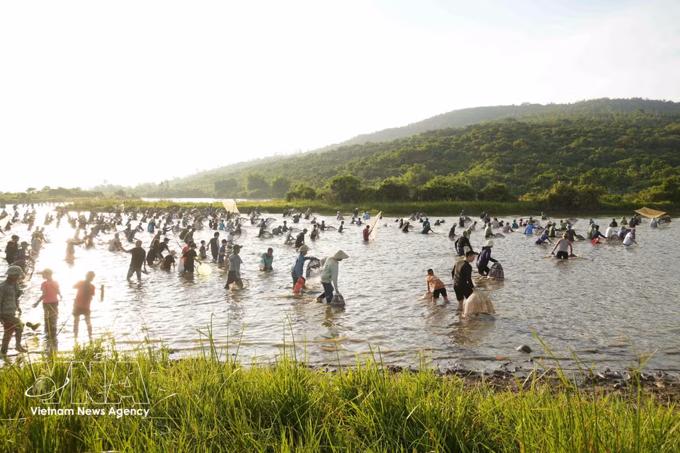 Le festival de pêche de Vuc Rao est une manifestation culturelle ancestrale que les habitants de Nghi Xuan préservent précieusement de génération en génération. Photo : VNA