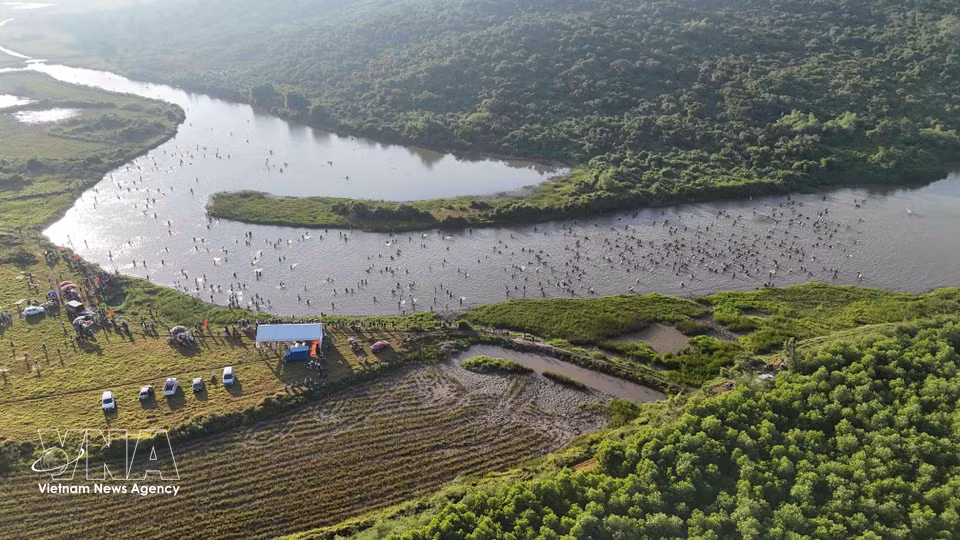 Situé au pied de la chaîne de montagnes Hong Linh, le lagon de Vuc, dans le hameau de Nam Vien, offre un cadre naturel exceptionnel de 30 hectares pour l'événement. Photo : VNA