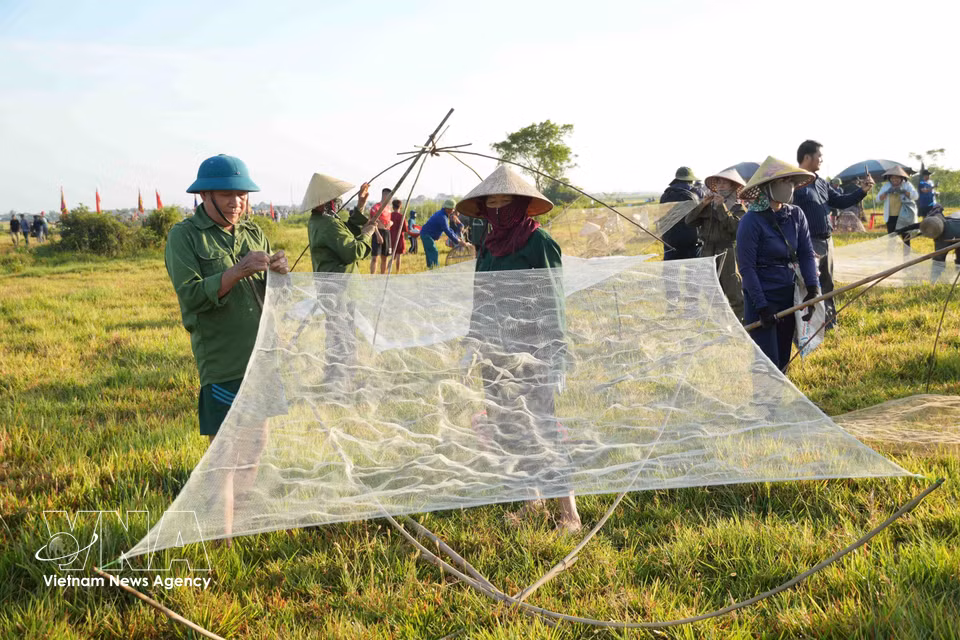 Les participants préparent filets et paniers avant de se rendre dans la zone de capture. Photo : VNA