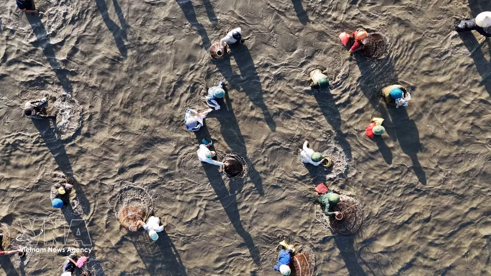 Les résidents locaux participent avec un enthousiasme au festival de pêche. Photo : VNA